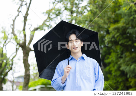 日傘を差す若い男性 日傘を差す若い男性 127241992