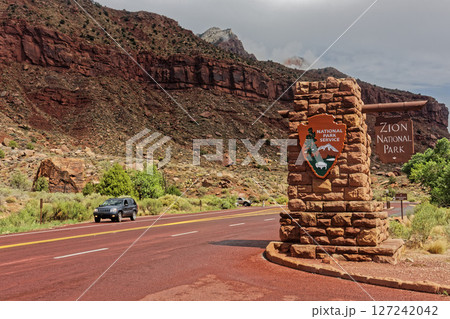 ユタ州 ザイオン国立公園入口 ユタ州 ザイオン国立公園入口 127242042