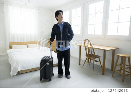 出張に出かけるビジネスマン 127242058
