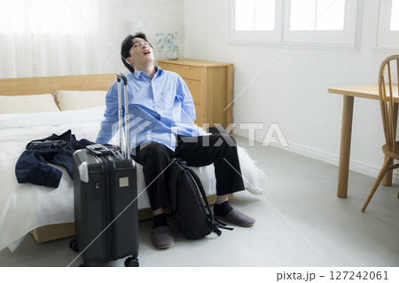 出張に出かけるビジネスマン 127242061