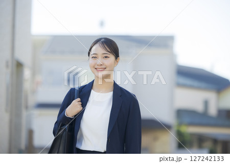 スーツを着た若い女性 スーツを着た若い女性 127242133