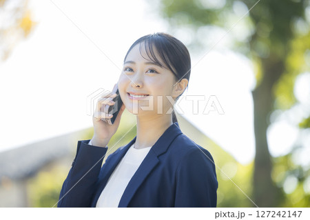 スーツを着た若い女性 127242147