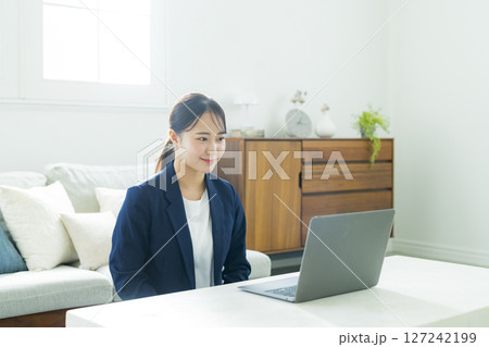 スーツを着た若い女性 スーツを着た若い女性 127242199