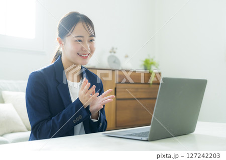 スーツを着た若い女性 127242203