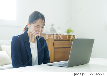 スーツを着た若い女性 127242224