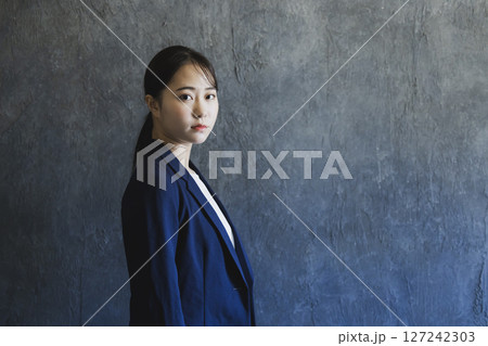 スーツを着た若い女性 スーツを着た若い女性 127242303