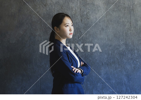 スーツを着た若い女性 スーツを着た若い女性 127242304