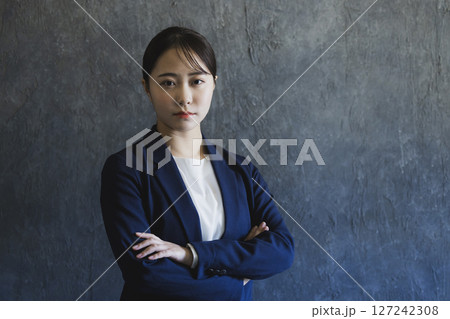 スーツを着た若い女性 スーツを着た若い女性 127242308