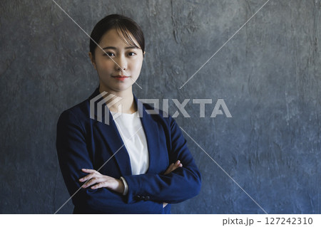 スーツを着た若い女性 スーツを着た若い女性 127242310