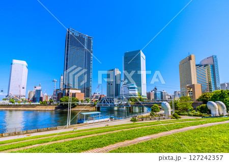 日本の東京都市景観 桜木町駅前。横浜市役所やヨコハマエアキャビン、汽車道、港一号橋梁などを望む 127242357