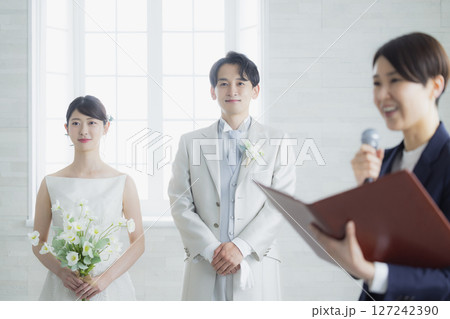 新郎新婦と司会者 127242390