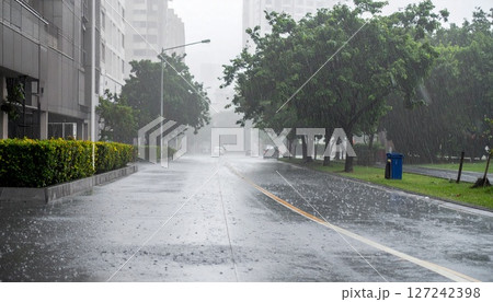 都市を濡らす激しい雨と交通風景5 127242398