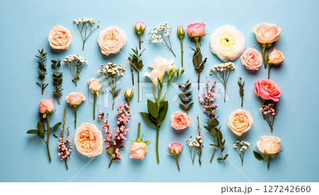 青背景に映える春色の花々の背景素材1 127242660