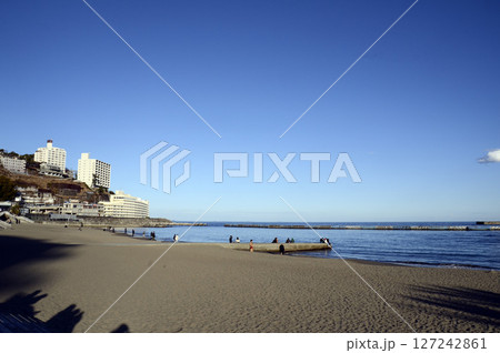海岸と熱海の街並み 127242861