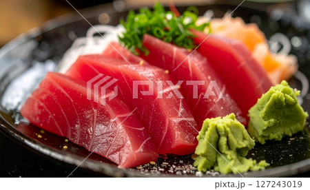 新鮮なマグロの刺身とわさびの和食盛り5 127243019