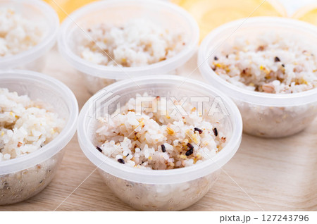 保存容器に小分けした雑穀ご飯 127243796