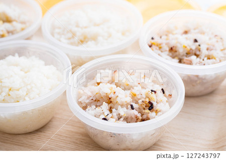 保存容器に小分けしたご飯 雑穀米と白米 保存容器に小分けしたご飯 雑穀米と白米 127243797