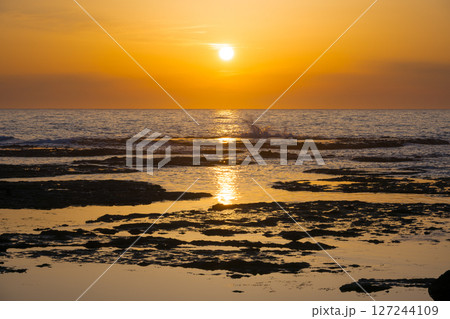 佐渡島　万畳敷（沢崎海岸）の夕日 127244109