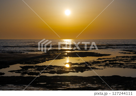 佐渡島 万畳敷(沢崎海岸)の夕日 佐渡島 万畳敷(沢崎海岸)の夕日 127244111