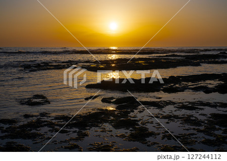 佐渡島　万畳敷（沢崎海岸）の夕日 127244112