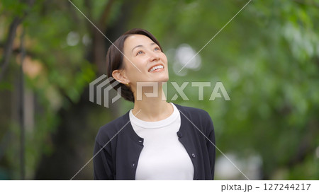 女性　新緑　緑　笑顔 127244217