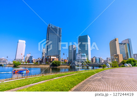 日本の東京都市景観 桜木町駅前。横浜市役所やヨコハマエアキャビン、汽車道、港一号橋梁などを望む 127244419