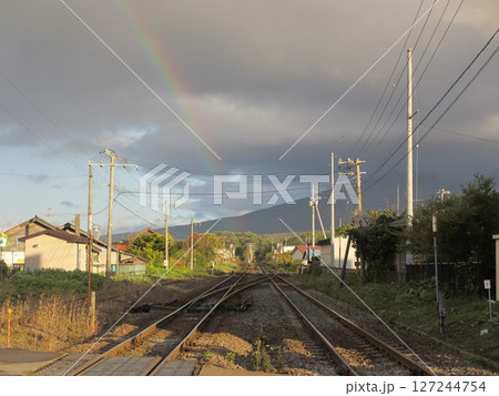 線路に架かる虹（横写真） 127244754