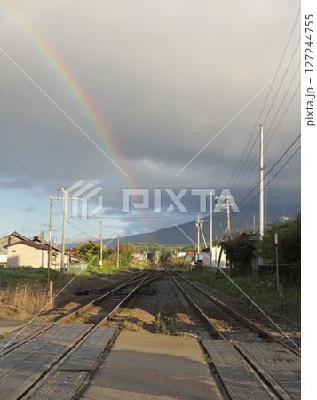 線路に架かる虹（縦写真） 127244755