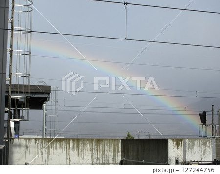 駅ホームから見た虹 127244756