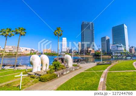 日本の東京都市景観 桜木町駅前。横浜市役所やヨコハマエアキャビン、汽車道、港一号橋梁などを望む 127244760