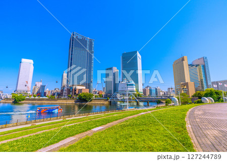 日本の東京都市景観 桜木町駅前。横浜市役所やヨコハマエアキャビン、汽車道、港一号橋梁などを望む 日本の東京都市景観 桜木町駅前。横浜市役所やヨコハマエアキャビン、汽車道、港一号橋梁などを望む 127244789