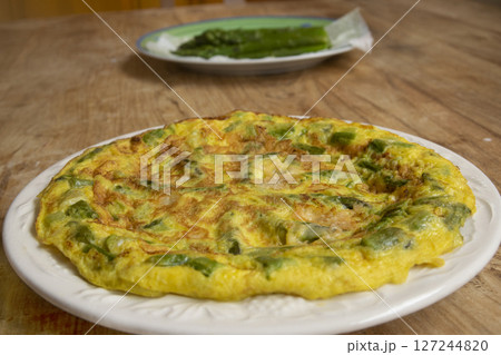 Asparagus and Parmesan Omelette 127244820
