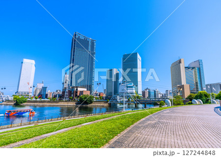 日本の東京都市景観 桜木町駅前。横浜市役所やヨコハマエアキャビン、汽車道、港一号橋梁などを望む 127244848