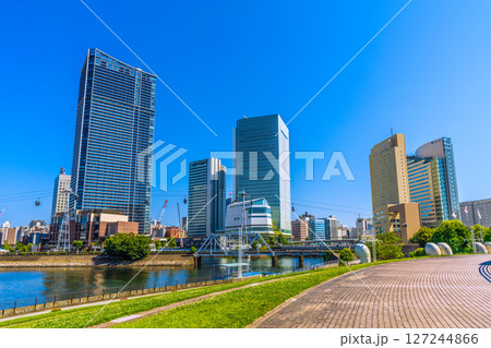 日本の東京都市景観 桜木町駅前。横浜市役所やヨコハマエアキャビン、汽車道、港一号橋梁などを望む 日本の東京都市景観 桜木町駅前。横浜市役所やヨコハマエアキャビン、汽車道、港一号橋梁などを望む 127244866