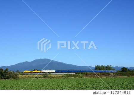 海別岳をバックに知床斜里駅を目指すTHE ROYAL EXPRESS 127244912
