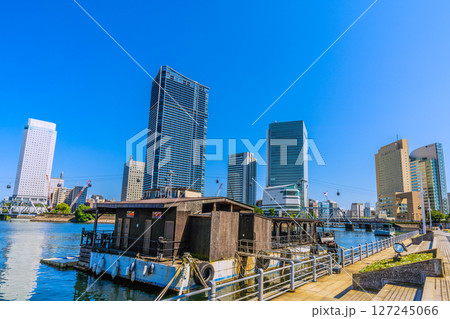 日本の東京都市景観 桜木町駅前。横浜市役所やヨコハマエアキャビン、汽車道、港一号橋梁などを望む 127245066