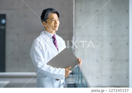 病院で白衣を着た笑顔の医師 127245157