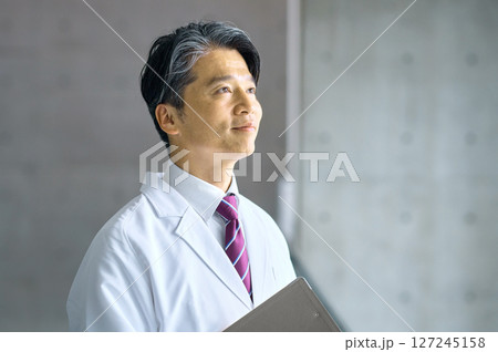 病院で白衣を着た笑顔の医師 127245158