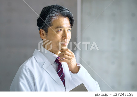 病院で白衣を着た笑顔の医師 127245159