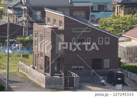 片流れ屋根の一戸建て住宅 127245333
