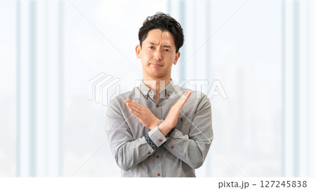手でバツのポーズをする男性ビジネスマン 127245838