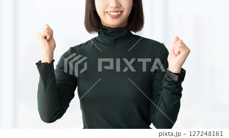ガッツポーズをする若い女性・ビジネスウーマン 127248161