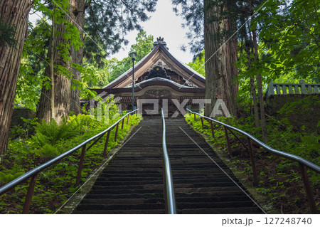長野 戸隠神社宝光社の石段から社殿を望む 127248740