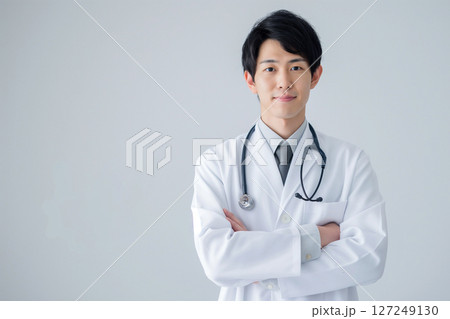 白背景の若い日本人男性医師ポートレート 白背景の若い日本人男性医師ポートレート 127249130