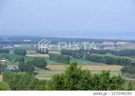北海道斜里町　天に続く道から見た景色 127249193