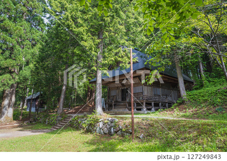 長野 戸隠神社火之御子社の新緑の境内風景 127249843