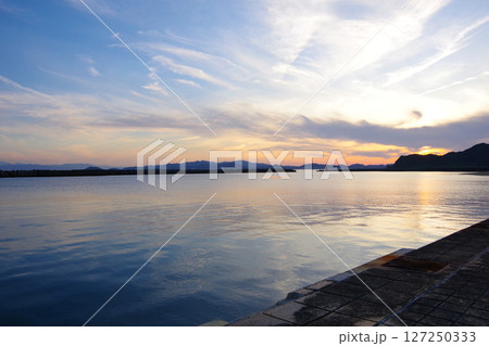 兵庫県南あわじ市 夕暮れの阿万海岸から徳島・鳴門方面を望む 兵庫県南あわじ市 夕暮れの阿万海岸から徳島・鳴門方面を望む 127250333