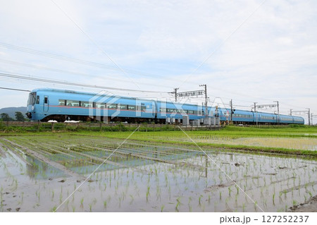 水田地帯をゆく小田急60000形 MSE 水田地帯をゆく小田急60000形 MSE 127252237