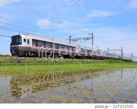 水田地帯をゆく小田急30000形　EXEα 127252595