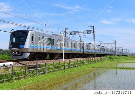 水田地帯をゆく小田急5000形 127252711